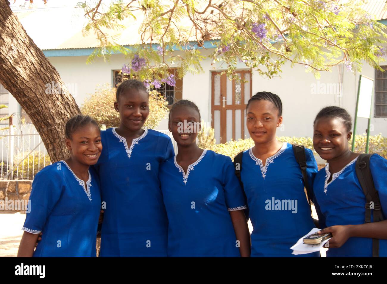 Alunni ed edifici scolastici, St Louis College (scuola secondaria per ragazze), Jos, Plateau State, Nigeria Foto Stock