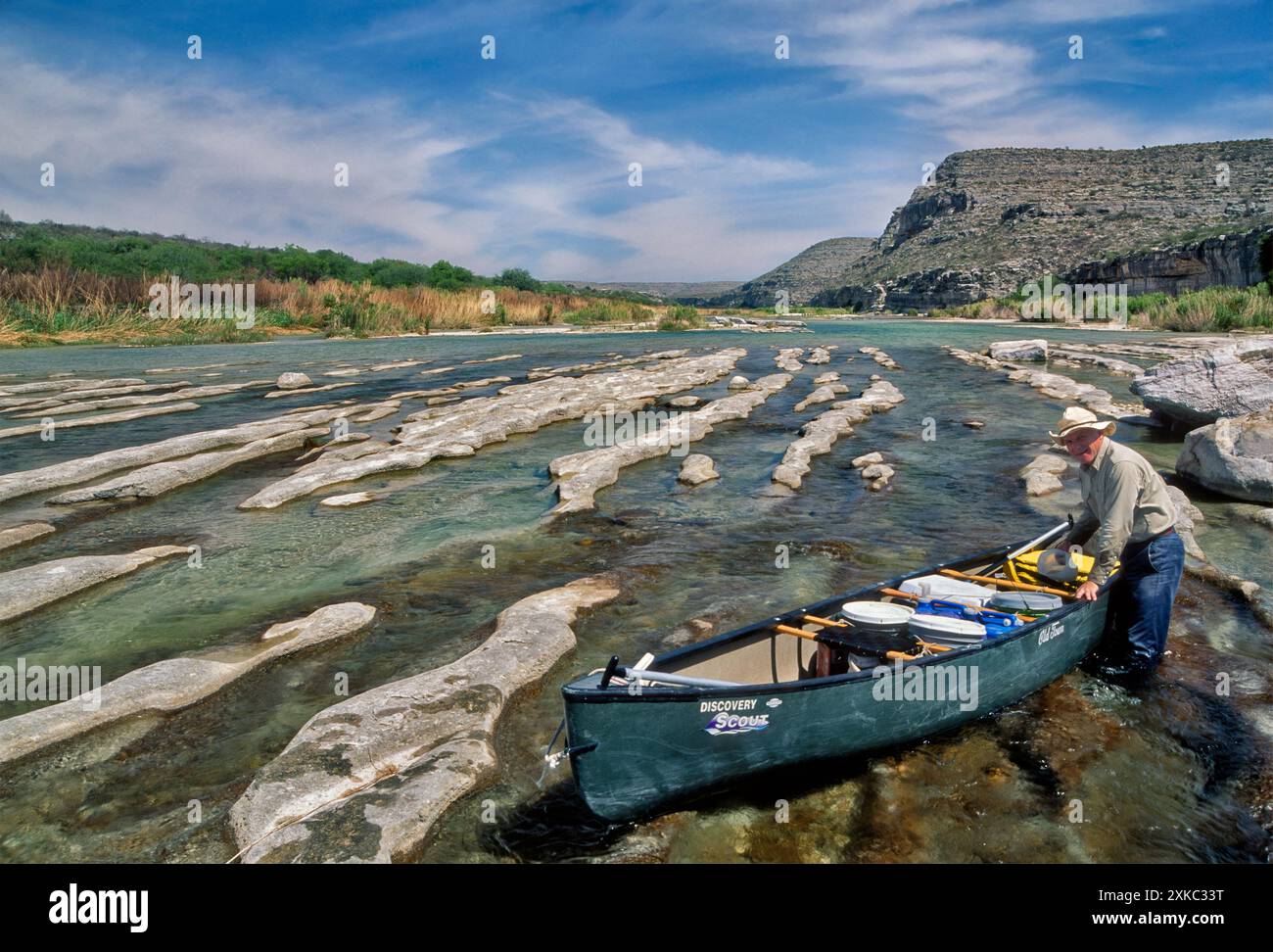 Canoa presso le formazioni rocciose dei flauti, il fiume Pecos, l'Edwards Plateau, Texas, Stati Uniti Foto Stock