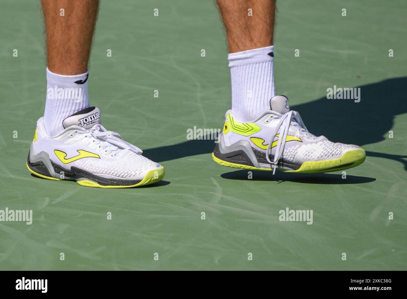 Toronto, ON, Canada - 5 agosto 2023: Guarda le sneakers da tennis di Diego Schwartzman durante il National Bank Open al Sobeys Stadium di Toronto Foto Stock