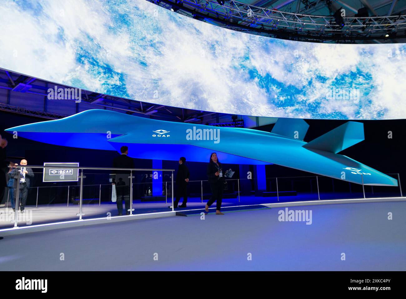 Aeroporto di Farnborough, Hampshire, Regno Unito. 22 luglio 2024. Le aziende mondiali dell'aviazione civile e militare si sono riunite per mostrare e vedere le ultime novità in materia di tecnologia aerospaziale. BAE Systems ha presentato un mock-up del GCAP – Global Combat Air Program – un aereo da combattimento di nuova generazione in collaborazione con i produttori italiani e giapponesi Foto Stock