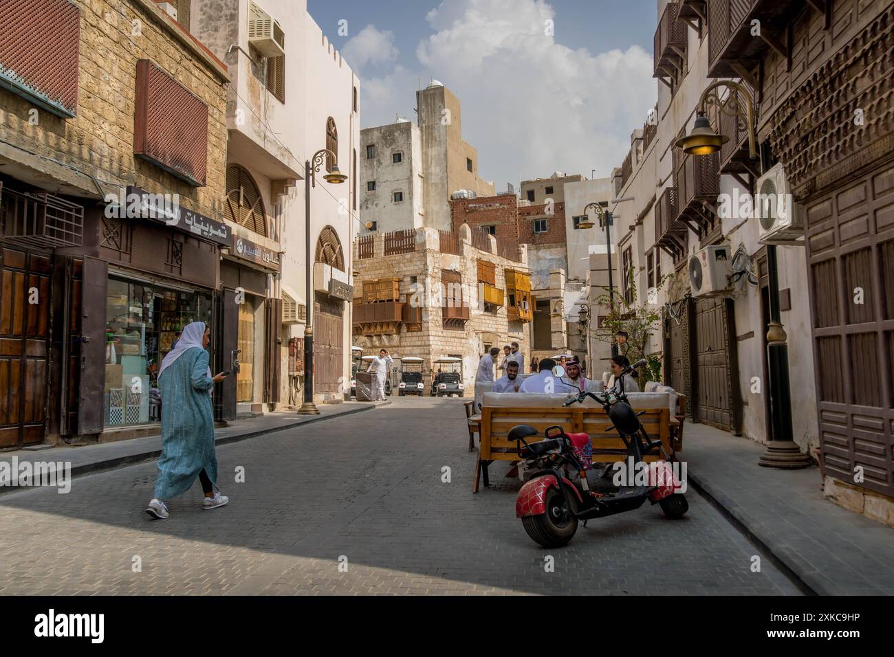 Il popolo arabo di al-Balad, una parte storica della città di Jeddah, in Arabia Saudita, con la splendida architettura antica. Foto Stock