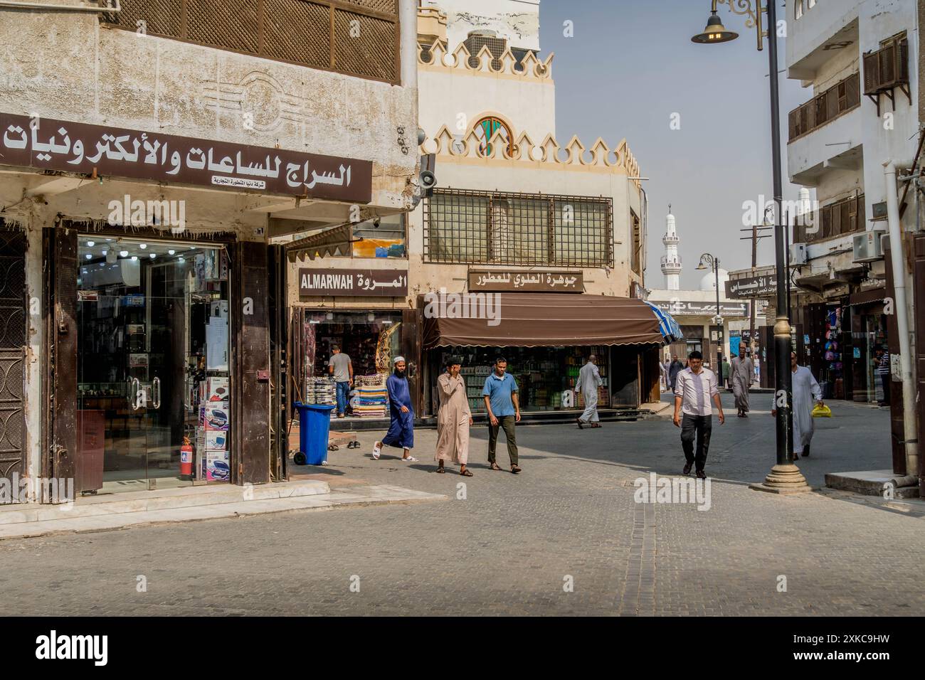 Abitanti locali dell'Arabia Saudita sulle vecchie strade della storica Jeddah (al Balad), con il mercato, i negozi, i negozi e la splendida architettura dell'UNESCO Foto Stock