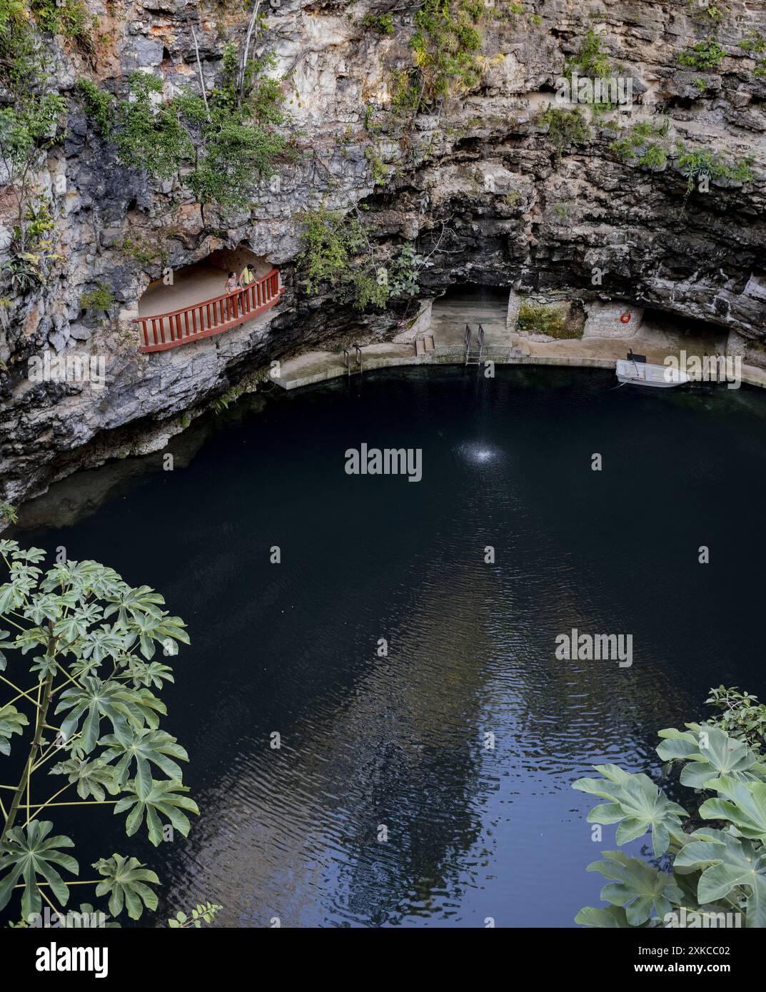Youg coppia nei cenote in Messico Foto Stock