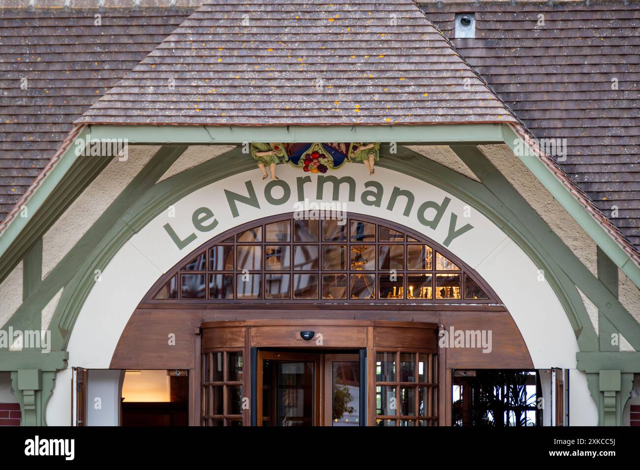 Dettaglio dell'ingresso dell'hotel le Normandy Barrière a Deauville, Francia. Il Normandy e' un grande hotel a palazzo costruito in tradizionale stile normanno Foto Stock