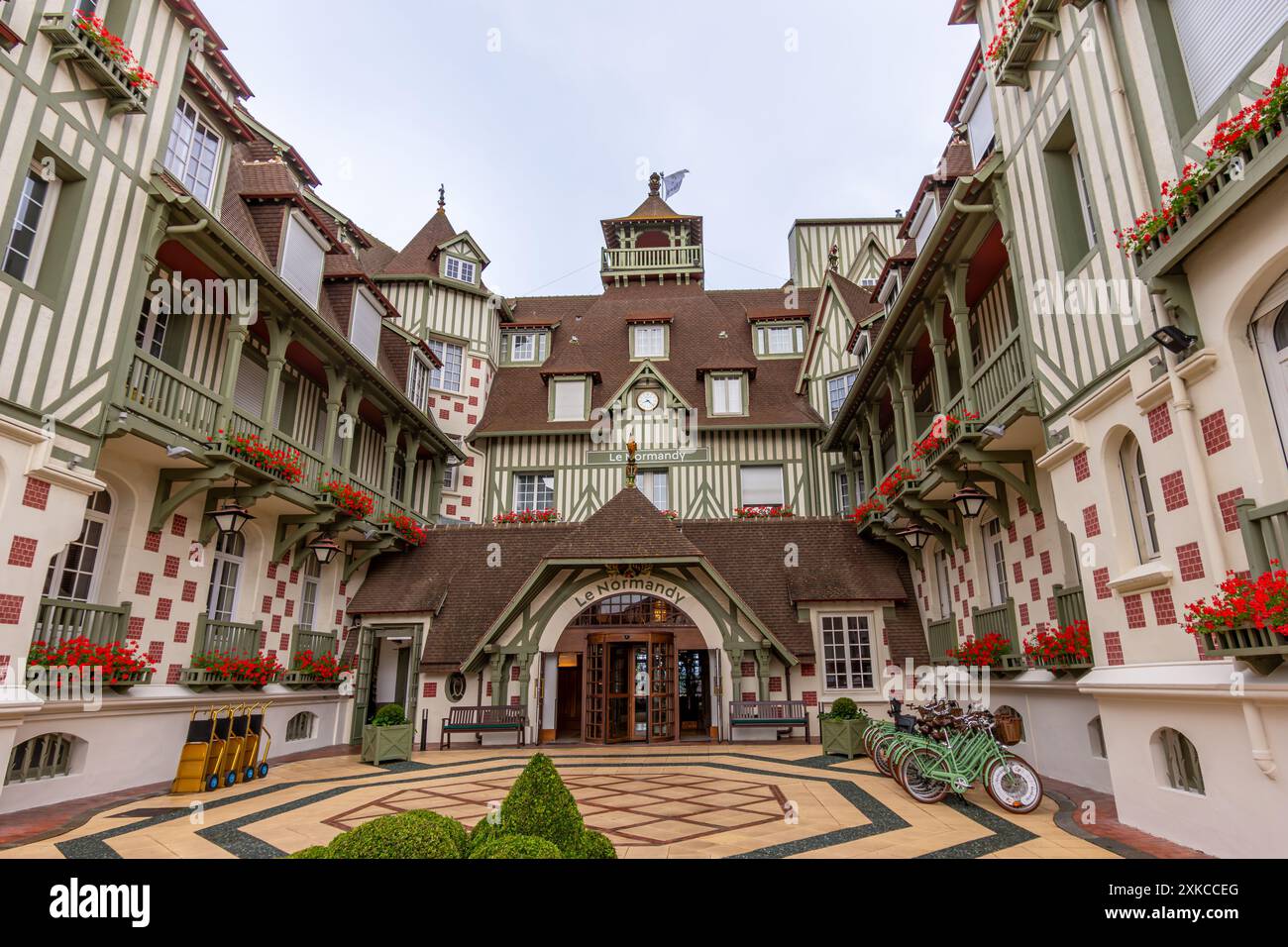 Ingresso all'hotel le Normandy Barrière di Deauville, Francia. Il Normandy e' un grande hotel a palazzo costruito in tradizionale stile normanno Foto Stock