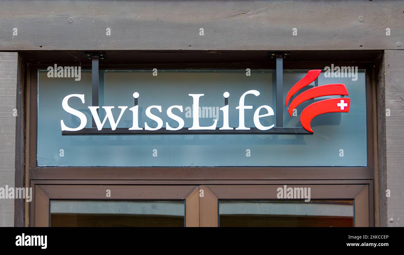 Firma e logo di una succursale della società svizzera di assicurazione sulla vita. Swiss Life è un gruppo svizzero internazionale specializzato in assicurazioni personali Foto Stock
