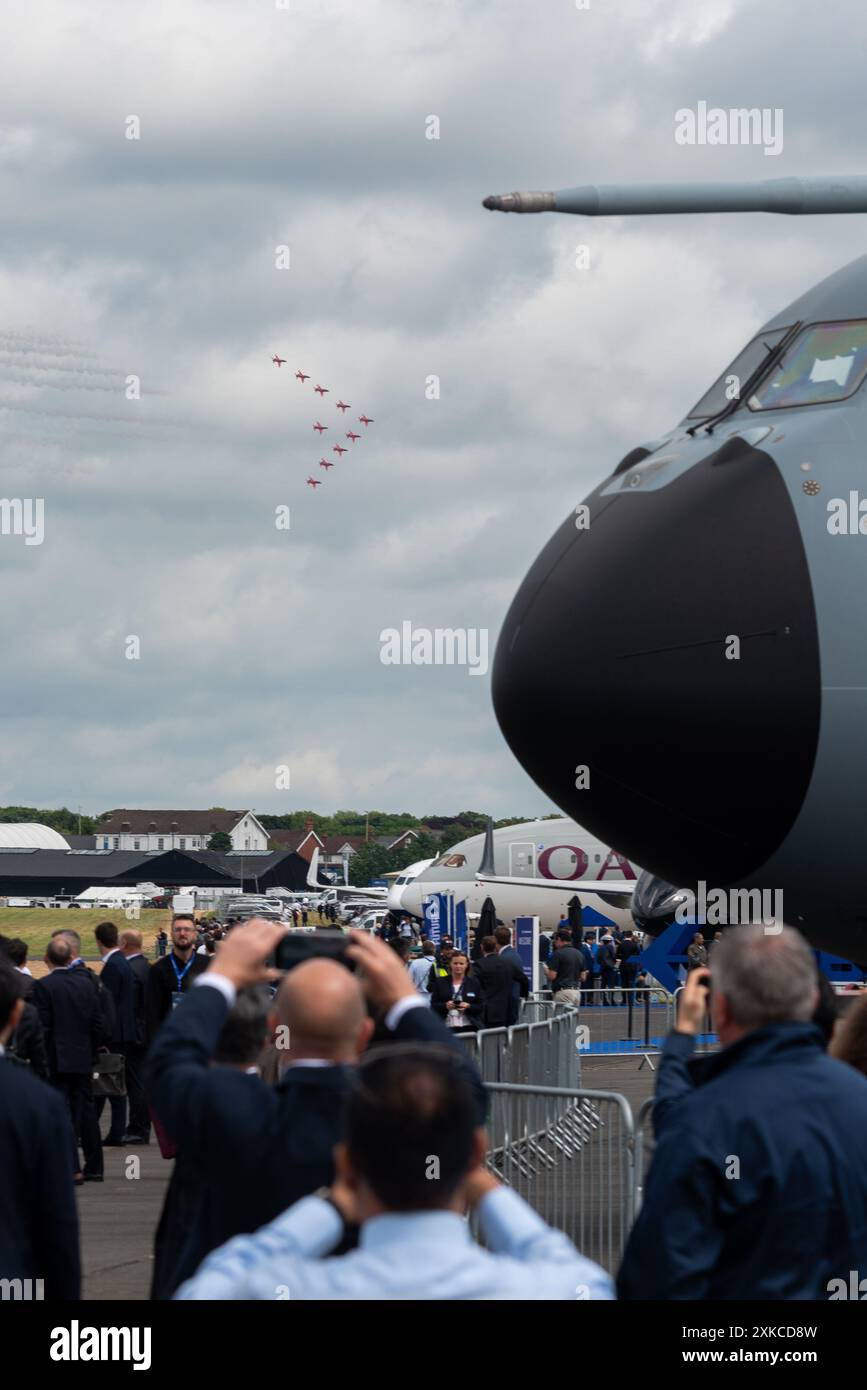 Aeroporto di Farnborough, Hampshire, Regno Unito. 22 luglio 2024. Le aziende mondiali dell'aviazione civile e militare si sono riunite per mostrare e vedere le ultime novità in materia di tecnologia aerospaziale. Sono in mostra i più moderni aerei di linea civili, i caccia e gli elicotteri militari. Frecce rosse RAF Foto Stock