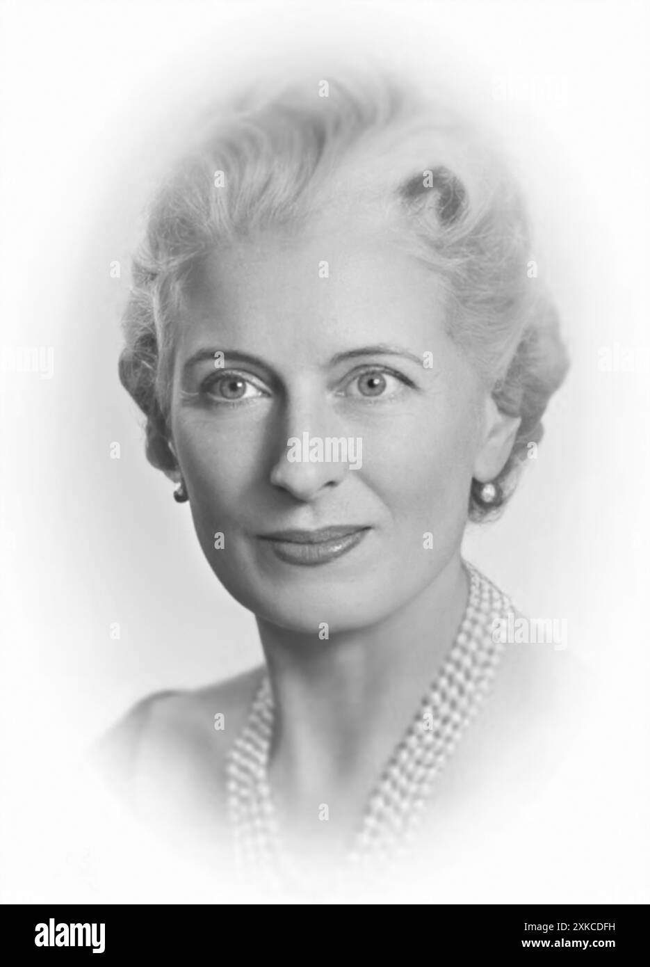 1960 c.c., ITALIA : la DEGNA MARCONI italo-irlandese ( 1908 - 1998 ), figlia del celebre inventore italiano, il marchese GUGLIELMO MARCONI ( 1874 - 1937 ). Nata dal matrimonio dei Marconi con l'irlandese Beatrice Inchiquin o'Brien ( 1882 - 1976 ), figlia di Sir Edward Donough o'brien XIV barone di Inchiquin, KP ( 1839 - 1900 . In seguito Degna sposò Gabriele PARESCE ( 1902 - 1982 ) . Gabriele Paresce era addetto stampa presso l'Ambasciata d'Italia a Londra e fu coinvolto, nella primavera del 1940, in negoziati segreti tra il governo italiano e quello inglese per trovare un modo per evitare l'ingresso dell'Italia nel Foto Stock