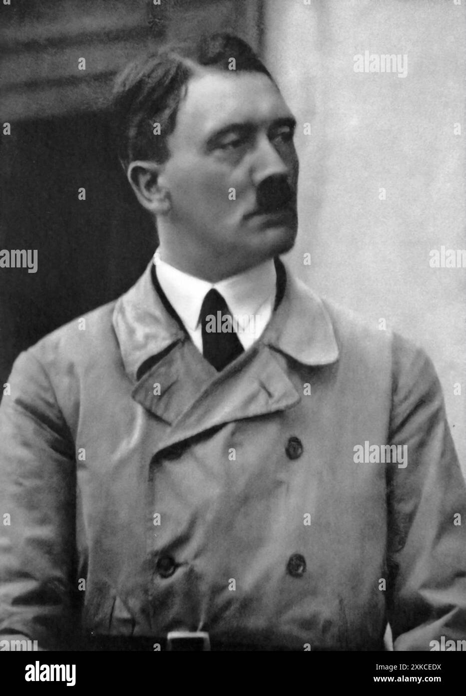 Una fotografia di Adolf Hitler nel 1926, dopo il crollo e la successiva rinascita del movimento nazista dopo la sua prigionia a Landsberg. Questa immagine cattura Hitler mentre ispeziona i suoi vecchi e nuovi seguaci durante il Reich Party Rally a Weimar, simboleggiando la rinascita del NSDAP. Sia il leader che i seguaci condividono un rinnovato senso di scopo e unità. Foto Stock