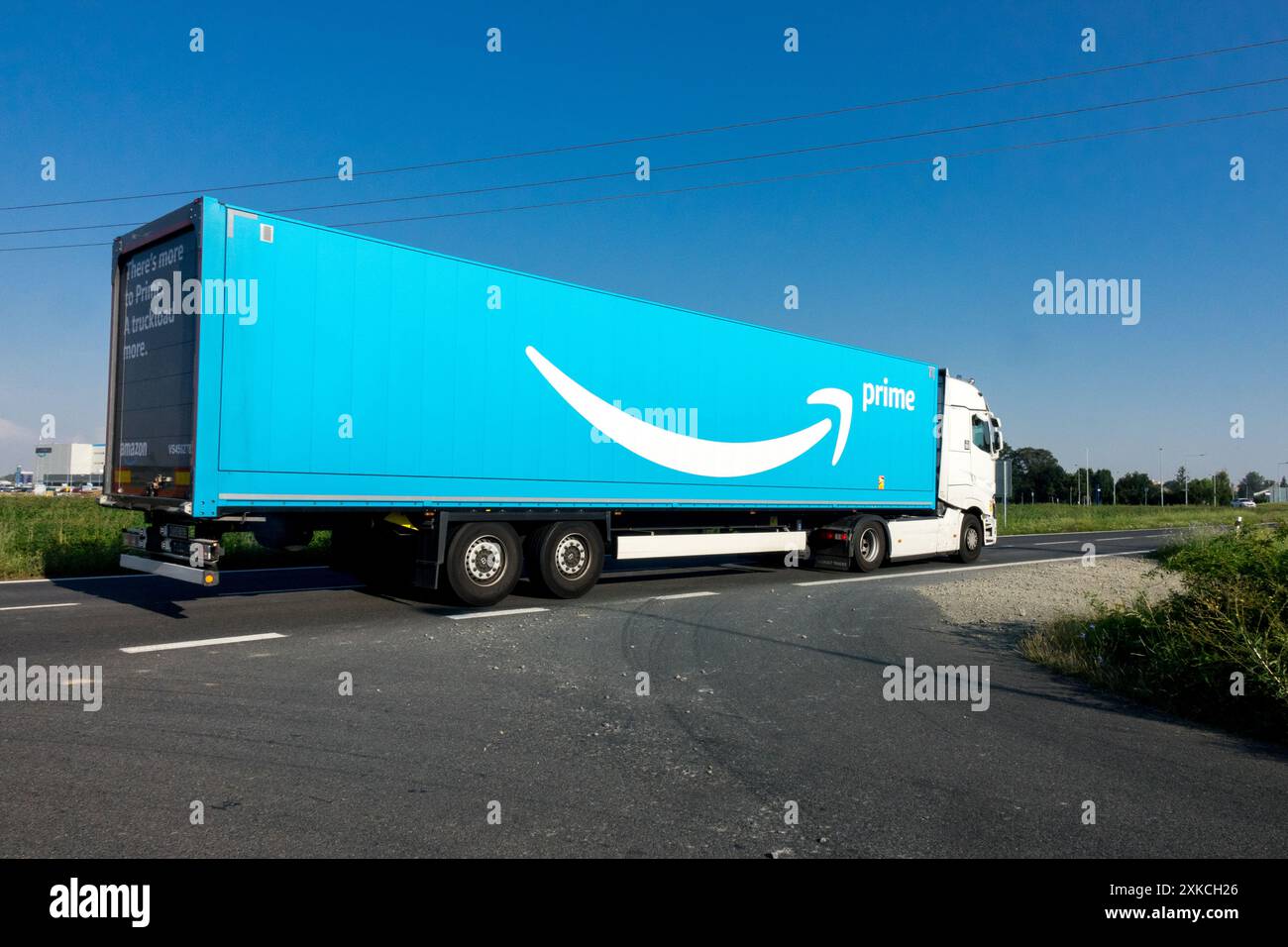 Vista su strada Amazon prime Delivery Truck Foto Stock