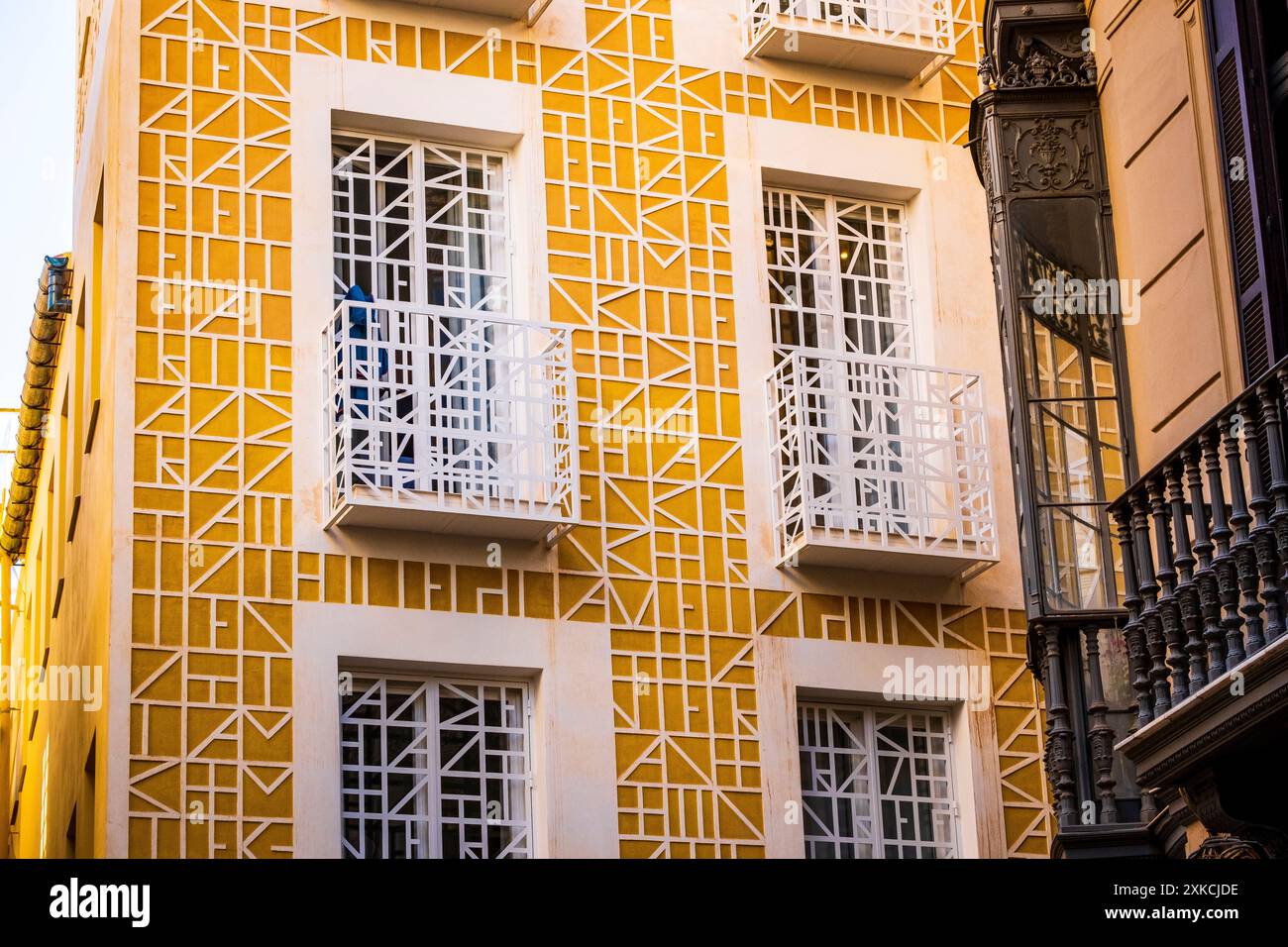 Una facciata ornata sul lato di una casa a Málaga, Spagna Foto Stock