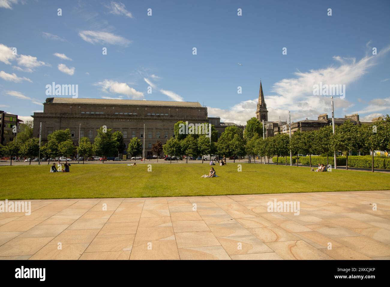Slessor Gardens, (per lo più) spazio aperto in erba per eventi a Dundee, Scozia, Regno Unito; Caird Hall e St Paul's Episcopal Cathedral in background Foto Stock