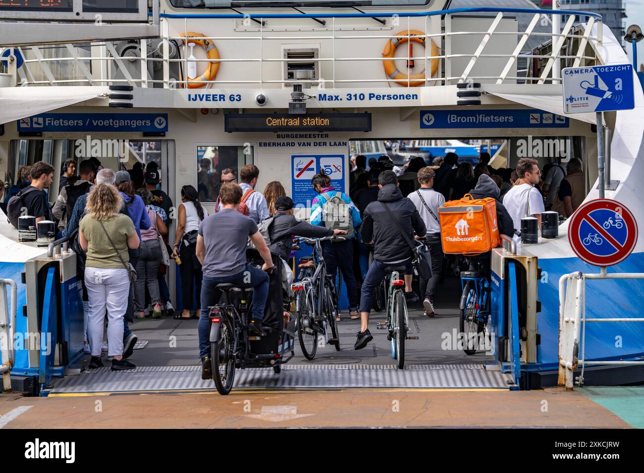 Traghetti GVB per pedoni e ciclisti attraverso il fiume IJ, alla stazione centrale di Amsterdam, gratuiti, verso la parte orientale della città, Netherl Foto Stock Traghetti GVB per pedoni e ciclisti attraverso il fiume IJ, alla stazione centrale di Amsterdam, gratuiti, verso la parte orientale della città, Netherl Foto Stock
