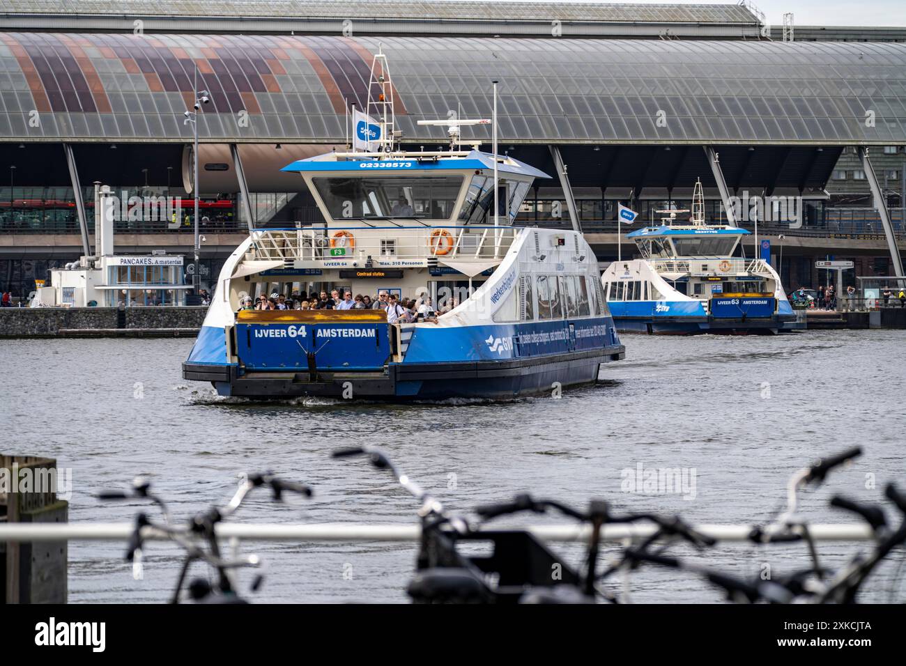 Traghetti GVB per pedoni e ciclisti attraverso il fiume IJ, per la stazione centrale di Amsterdam, gratuitamente, verso la parte orientale della città, Netherl Foto Stock Traghetti GVB per pedoni e ciclisti attraverso il fiume IJ, per la stazione centrale di Amsterdam, gratuitamente, verso la parte orientale della città, Netherl Foto Stock