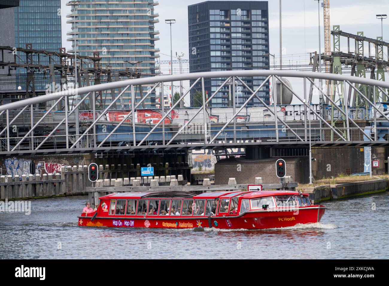 Crociera sul canale, nell'Oosterdok, escursione in barca sulla strada per il fiume IJ, Amsterdam Paesi Bassi Foto Stock