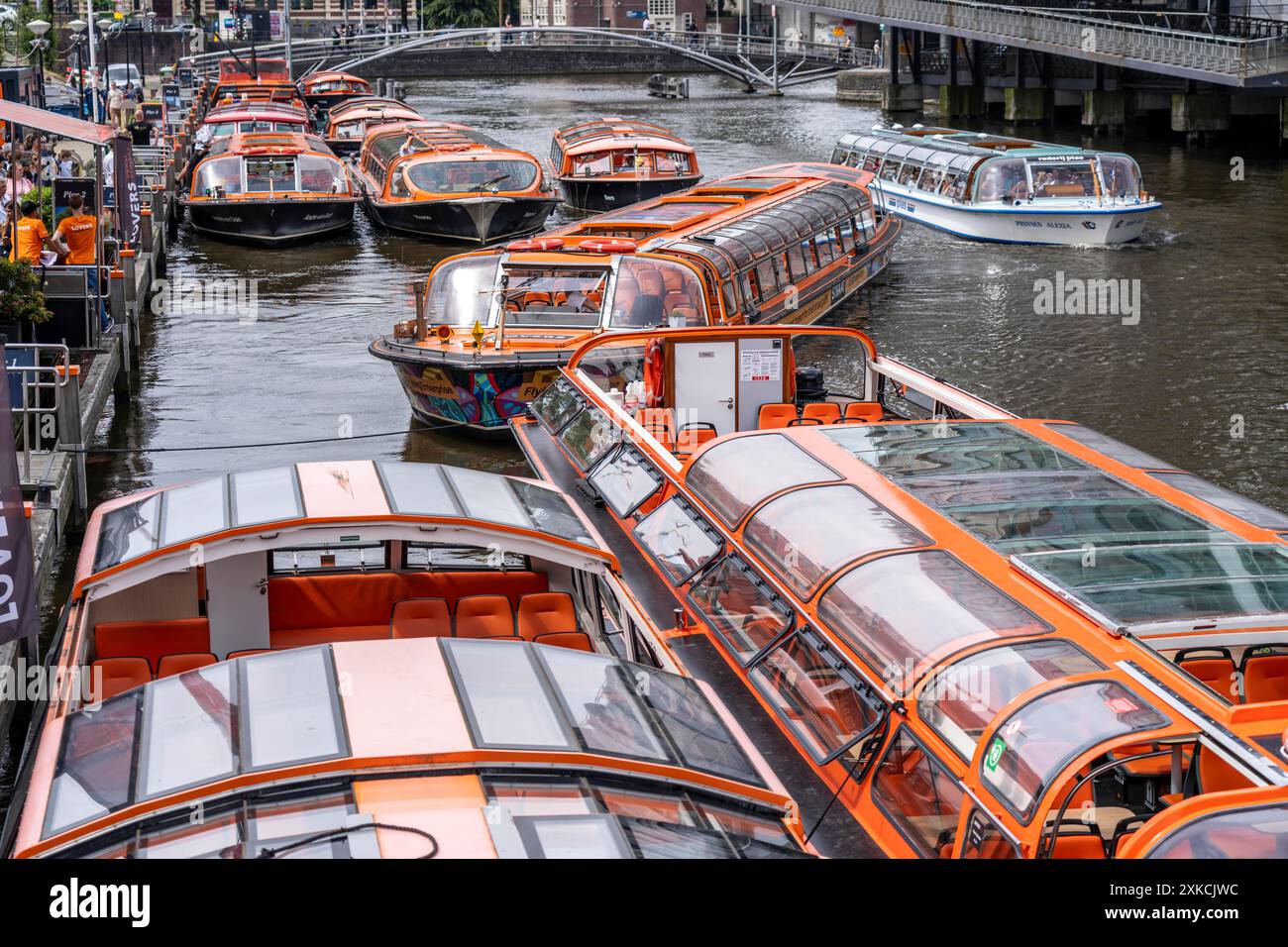 Crociere sui canali, crociere sul molo degli amanti sui canali, alla stazione centrale di Amsterdam, Amsterdam Paesi Bassi Foto Stock