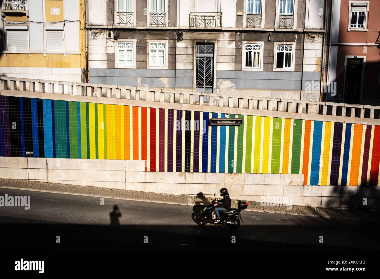 Spettro di colori dipinto su una parete a Lisbona, Portogallo Foto Stock