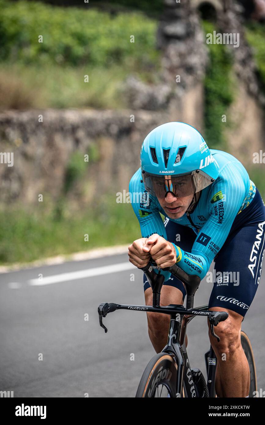 Davide Ballerini di ASTANA QAZAQSTAN TEAM Cycling nel Tour de France TT (prova a tempo), tra Nuits-Saints-Georges e Gevrey-Chamertain, 05/07/24. Foto Stock