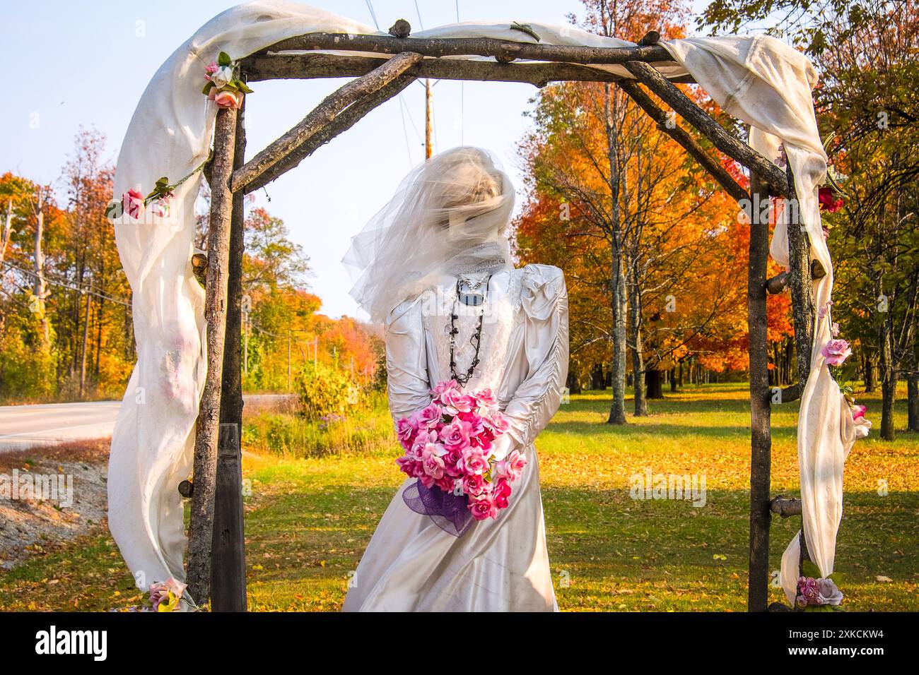Una spaventosa decorazione di Halloween di una donna vestita con un abito da sposa Foto Stock