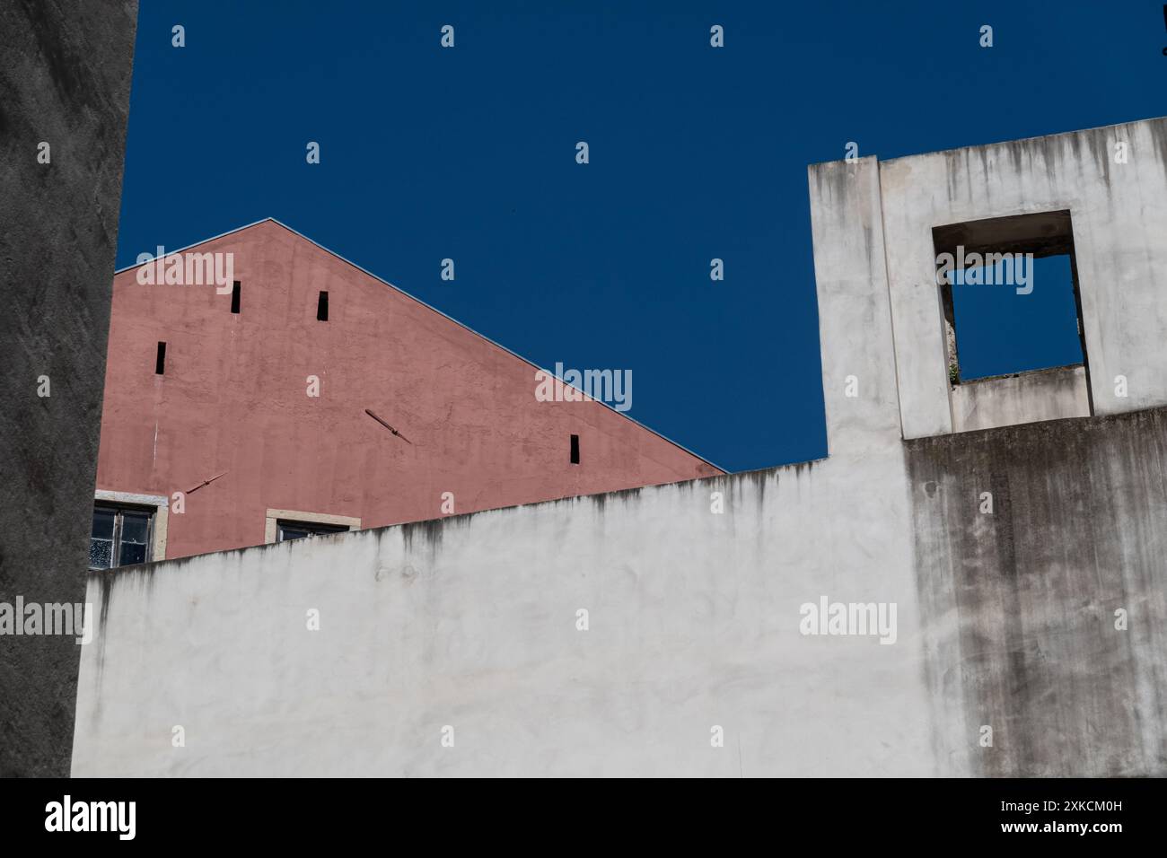 Facciate in cemento a contrasto a strati nel centro di Lisbona in Portogallo Foto Stock