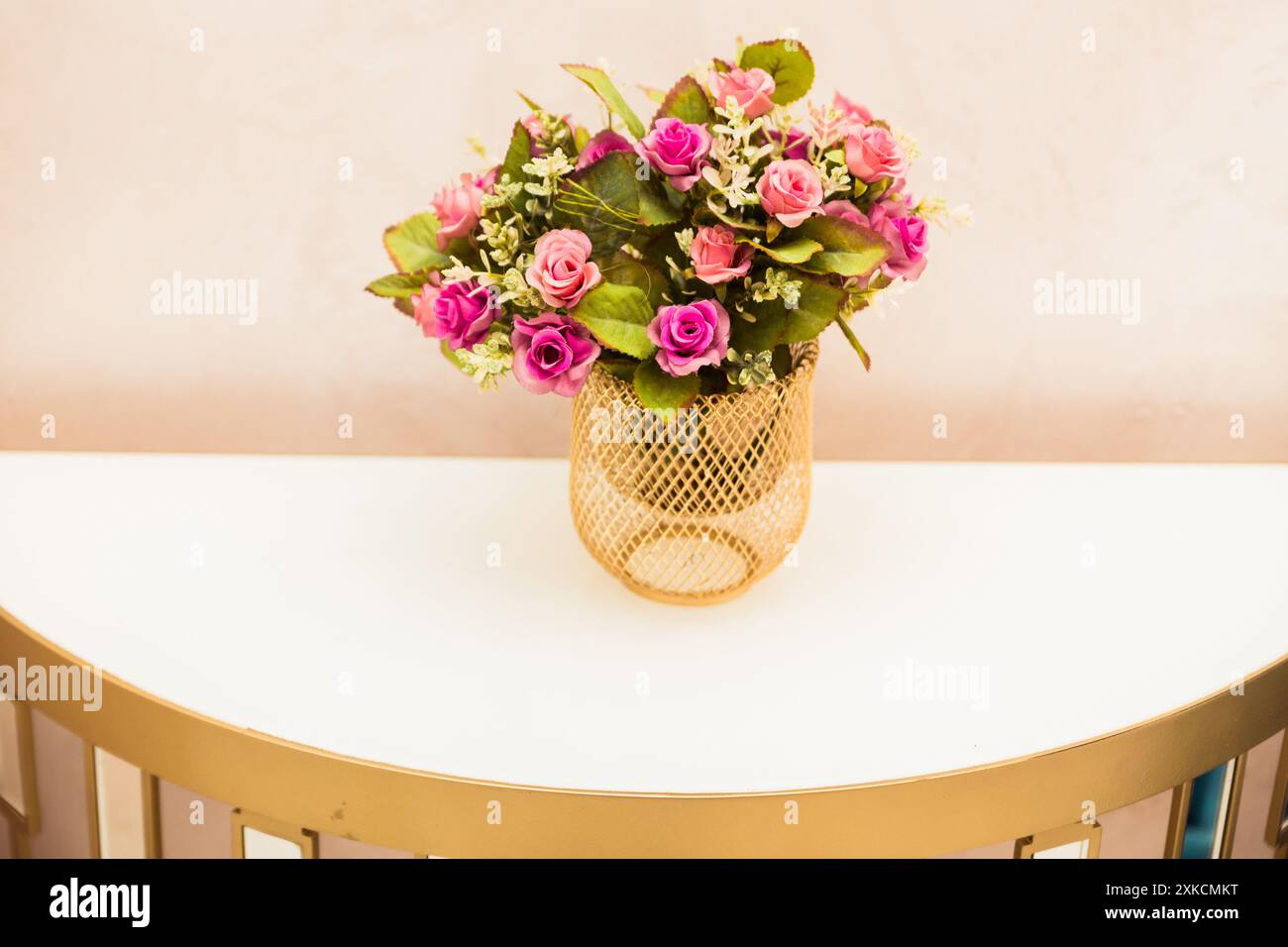 Vista ravvicinata di una composizione floreale artificiale in un vaso d'oro. Foto Stock