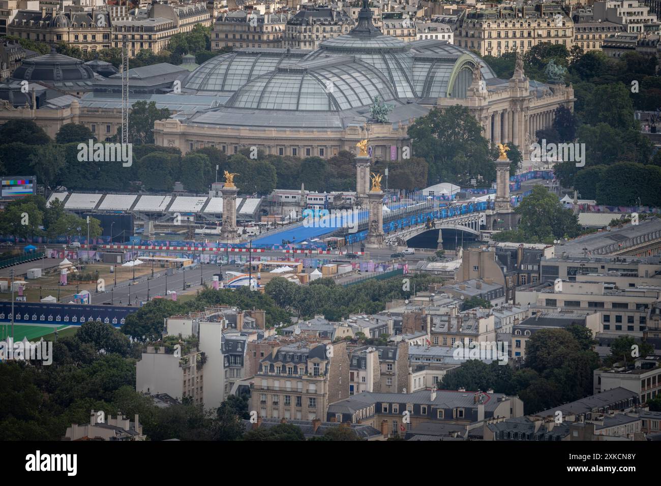 Parigi, Francia - 07 22 2024: Giochi Olimpici Parigi 2024. Vista sul sito olimpico delle strutture per atletica leggera, ciclismo su strada, tiro con l'arco lungo l'Esplanade des Inv Foto Stock