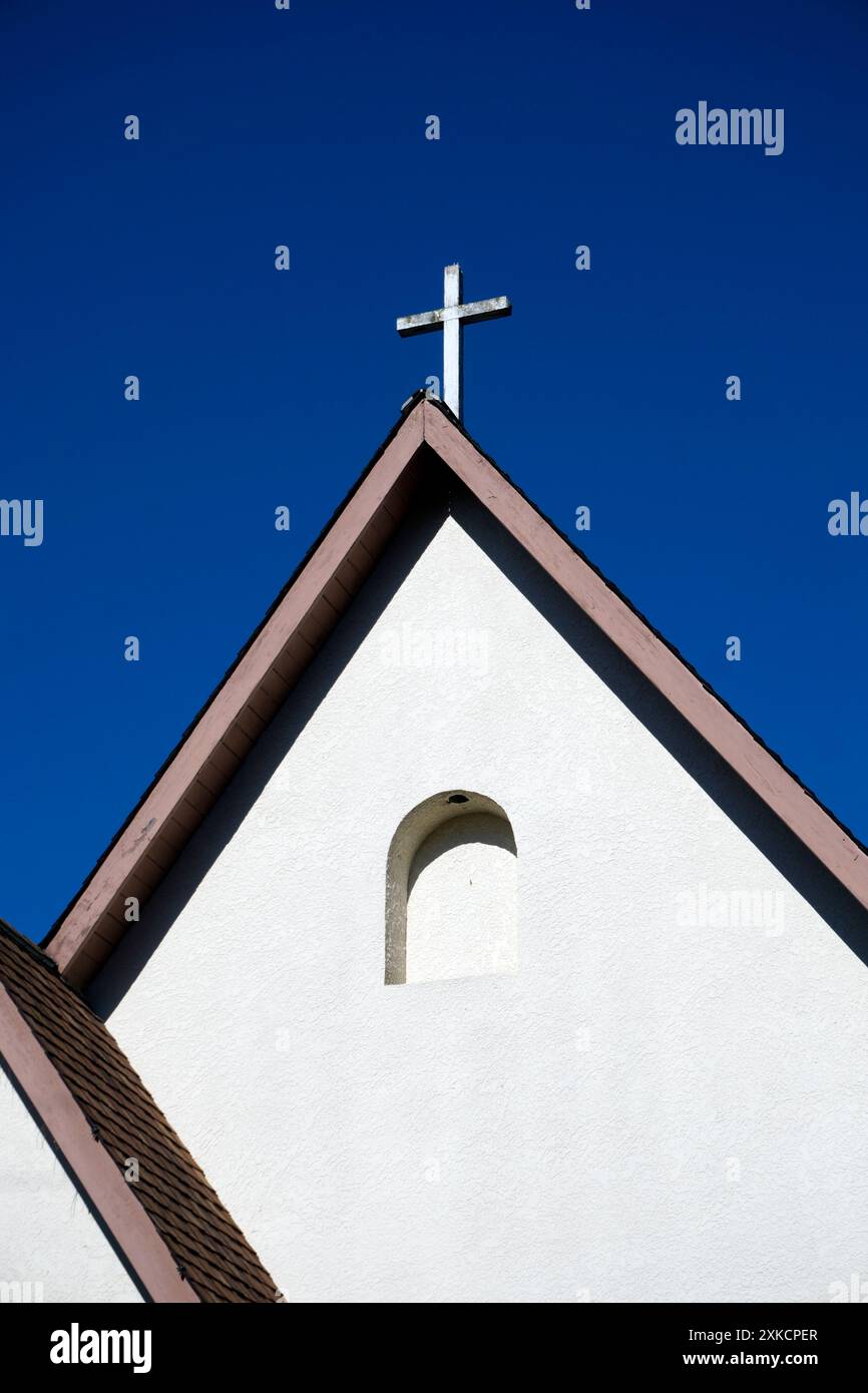 Primo piano di una semplice facciata di chiesa cristiana con crocifisso in legno Foto Stock