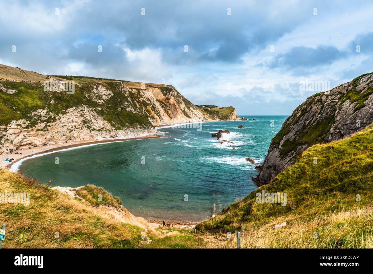 Man o'War Beach vicino a Durdle Door sulla Jurassic Coast, Dorset, Inghilterra, Regno Unito. Baia panoramica circondata da rocce della Jurassic Coast. Foto Stock