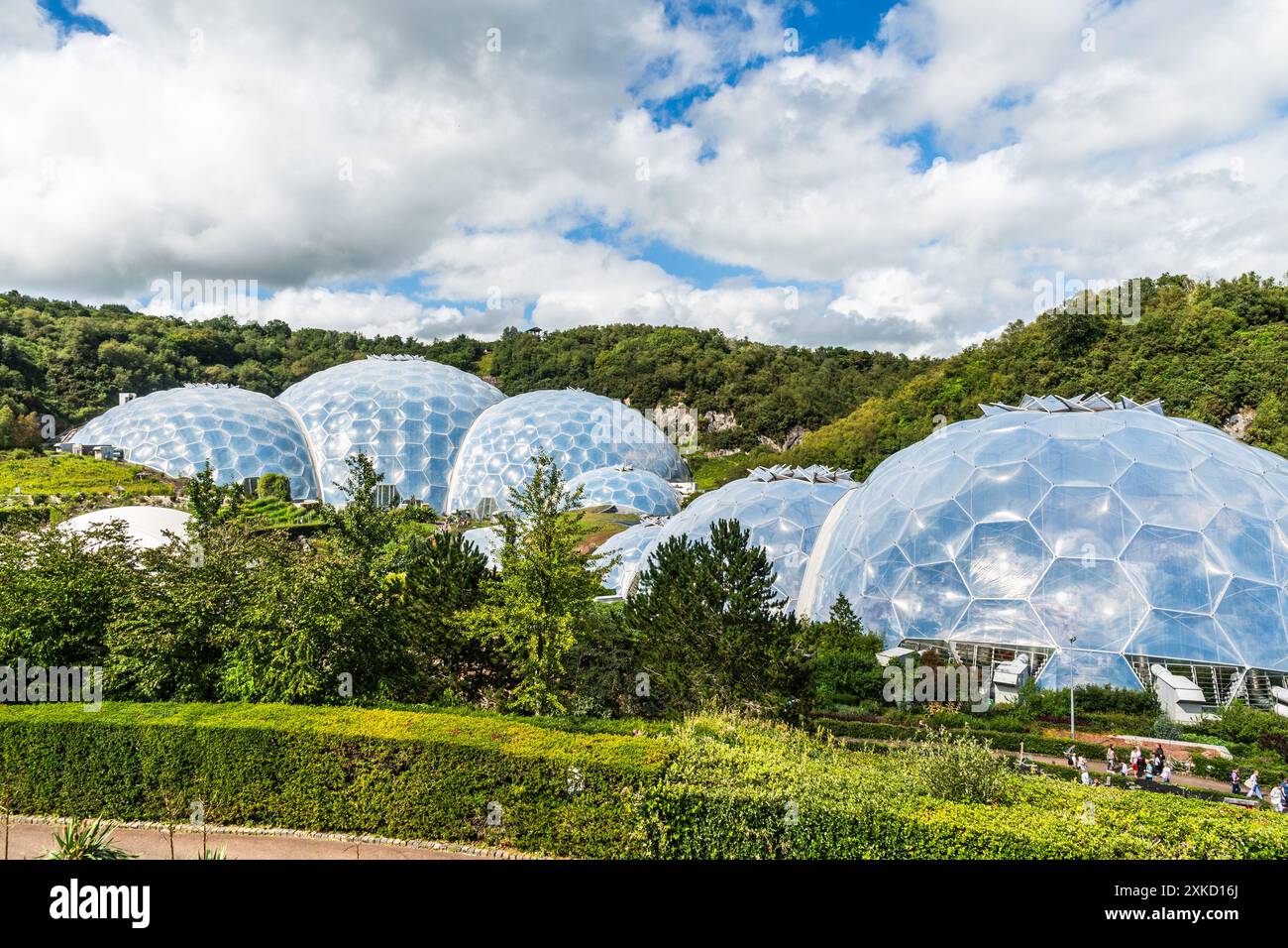 Eden Project, Cornovaglia, Inghilterra 14 agosto 2023: Attrazione per i visitatori e centro educativo che presenta enormi serre, una con la pioggia Foto Stock
