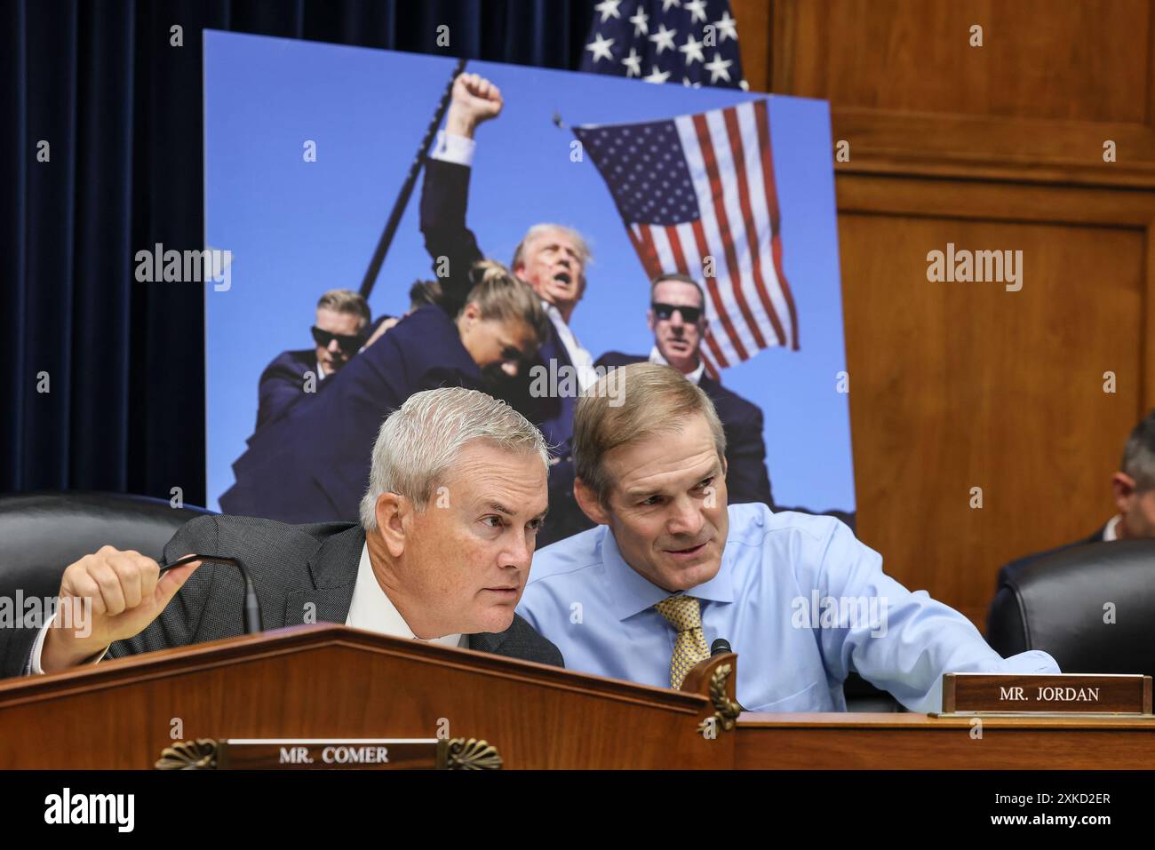 Washington, DC, Stati Uniti. 22 luglio 2024. Il rappresentante James Comer (R-KY) e il rappresentante Jim Jordan (R-OH) si sono confrontati prima di un’audizione del comitato di sorveglianza con il direttore dei servizi segreti degli Stati Uniti Kimberly Cheatle sul servizio segreto e il tentativo di assalto dell’ex presidente Donald Trump presso il Rayburn House Office Building il 22 luglio, 2024 a Washington DC. l'ex presidente degli Stati Uniti è stato ferito da un cecchino durante una manifestazione elettorale presidenziale il 13 luglio 2024 a Butler, Pennsylvania. Foto di Jemal Countess/UPI credito: UPI/Alamy Live News Foto Stock