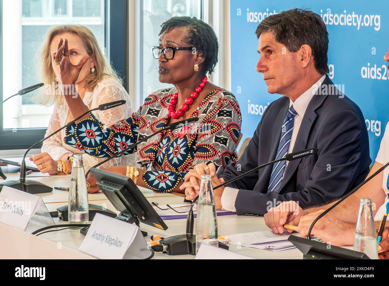 Winnie Byanyima, Exekutivdirektorin UNAIDS, Pressekonferenz zum Auftakt der AIDS 2024, Internationale AIDS-Konferenz, München, Juli 2024 Deutschland, München, 22. Juli 2024, Winnie Byanyima, Exekutivdirektorin UNAIDS, bei der Pressekonferenz zum Auftakt der AIDS 2024, Die 25. Internationale AIDS-Konferenz wird heute AM 22. Juli eröffnet, dauert bis zum 26. Juli, Messezentrum, Welt-AIDS-Konferenz zum wissenschaftlichen Stand der AIDS-Forschung, zu neuen Therapien und Medikamenten, zu Krankheit und Ansteckung, neben Frau Byanyima sitzt Chris Collins, Präsident von FRIENDS of the Global Fight aga Foto Stock