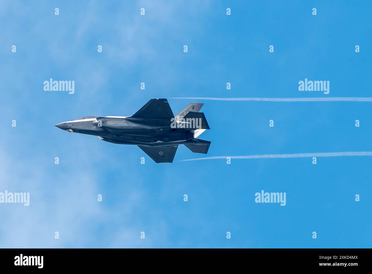 Farnborough International Airshow 2024. 22 luglio 2024, giorno 1 dell'evento a Farnborough, Hampshire, Inghilterra, Regno Unito. Volo pomeridiano in corso con un aereo da caccia F-35 della US Air Force in volo Foto Stock
