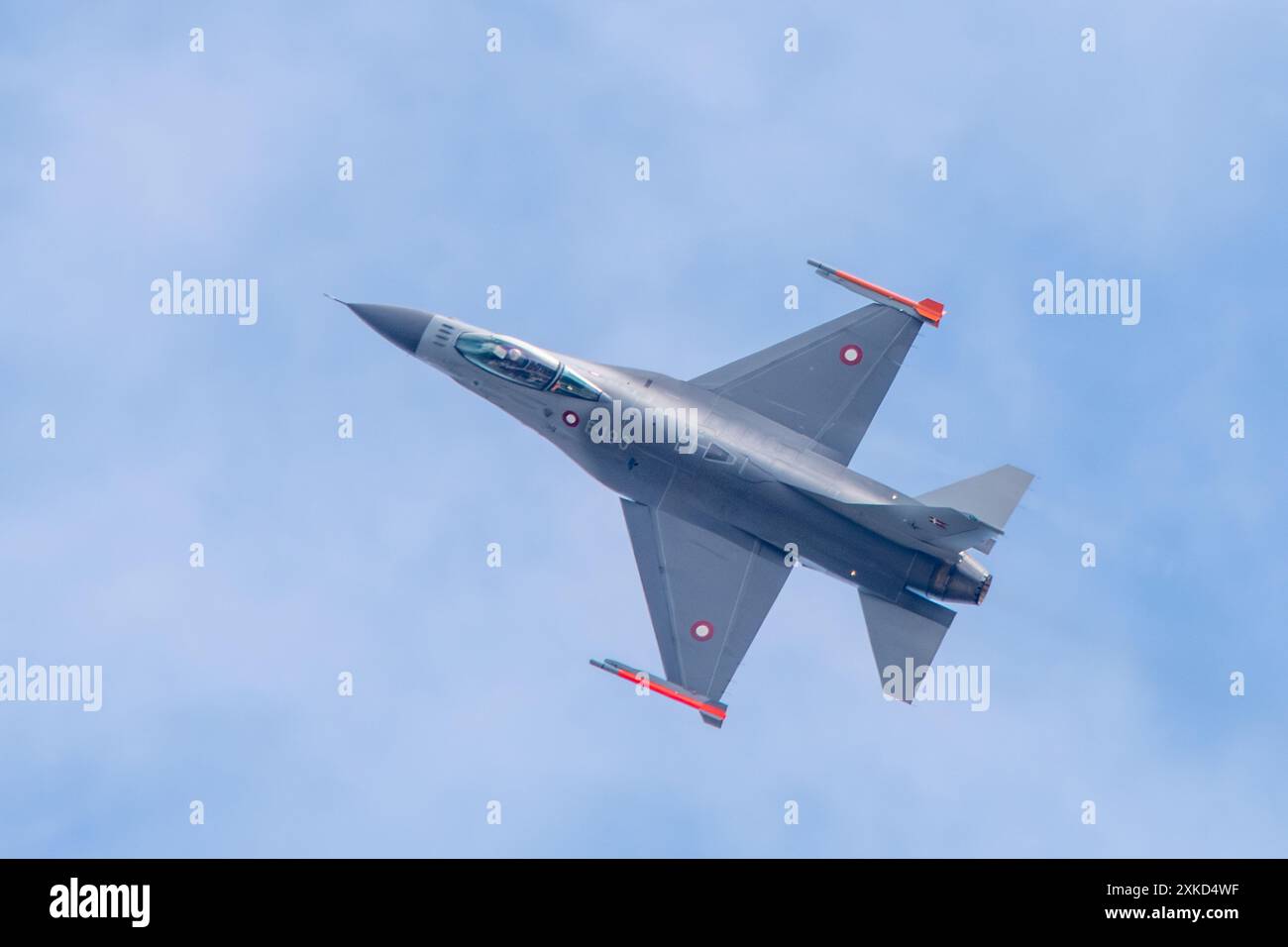 Farnborough International Airshow 2024. 22 luglio 2024, giorno 1 dell'evento a Farnborough, Hampshire, Inghilterra, Regno Unito. Mostra di volo pomeridiana in corso con un F-16 RDAF (Royal Danish Air Force) in volo Foto Stock