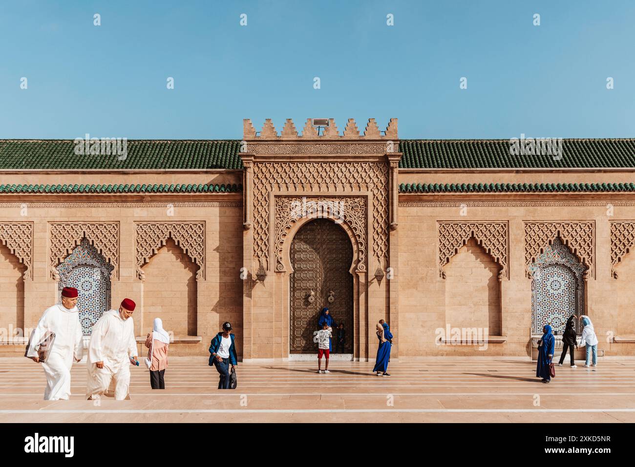 Il Marocco offre paesaggi diversi, riad storici e panorami mozzafiato del deserto. Goditi le gite in cammello nel Sahara ed esplora città e riad vivaci Foto Stock