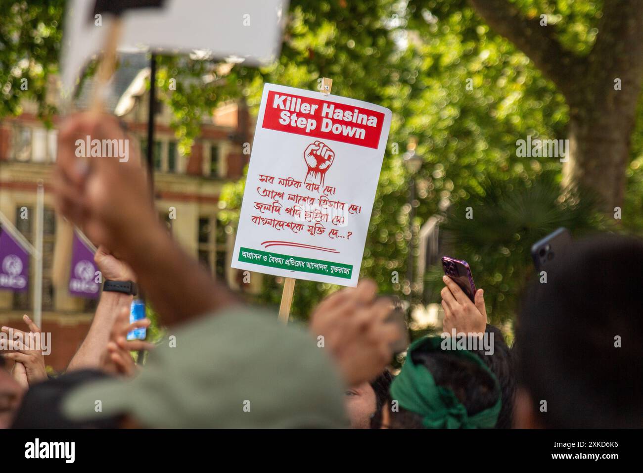 I membri della manifestazione della comunità bengalese a Trafalgar Square hanno marciato fino a Parlament Square a sostegno delle proteste studentesche in Bangladesh. Foto Stock