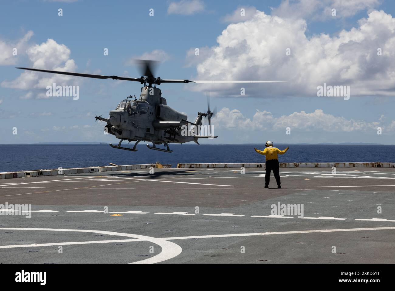 Christina ArredondoLopez, compagno della US Navy Aviation Boatswain, assegnata alla nave da carico anfibia USS Green Bay (LPD 20), guida a Foto Stock