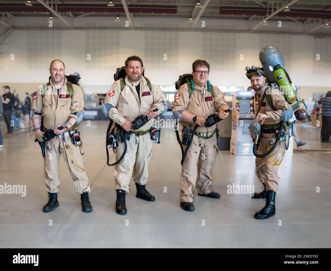 HARROGATE, REGNO UNITO - 22 GIUGNO 2024. Un gruppo di cosplayer maschi di mezza età vestiti da Ghostbusters ad un evento comico Foto Stock