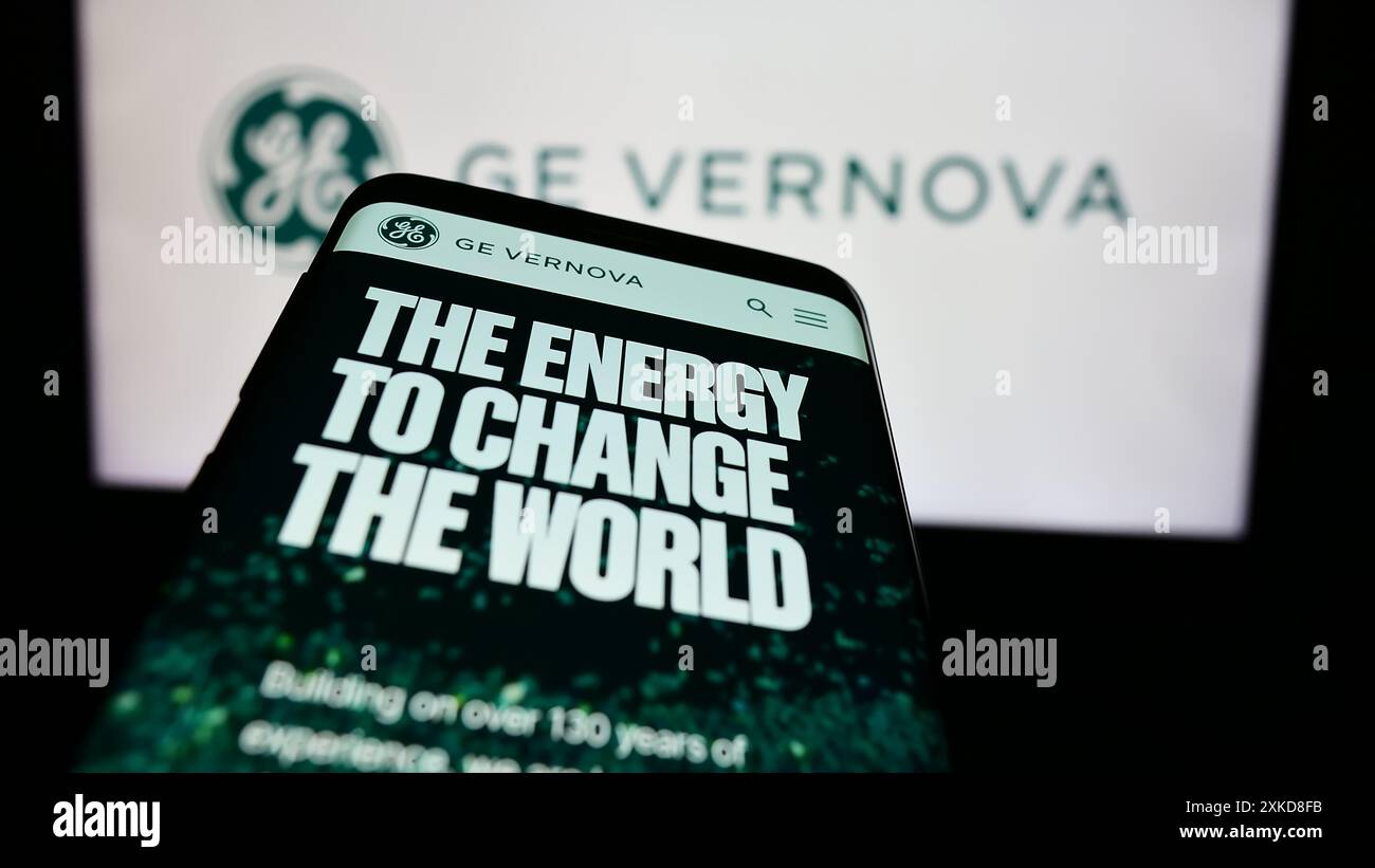 Smartphone con sito Web della società statunitense di apparecchiature energetiche GE Vernova Inc. Davanti al logo aziendale. Mettere a fuoco in alto a sinistra sul display del telefono. Foto Stock