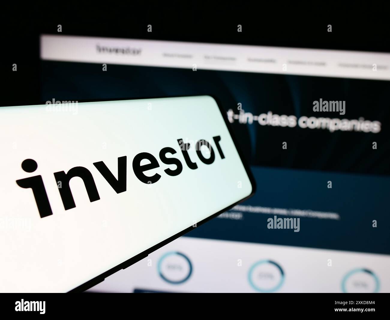 Cellulare con logo della società di investimento svedese Investor AB davanti al sito web aziendale. Messa a fuoco al centro del display del telefono. Foto Stock