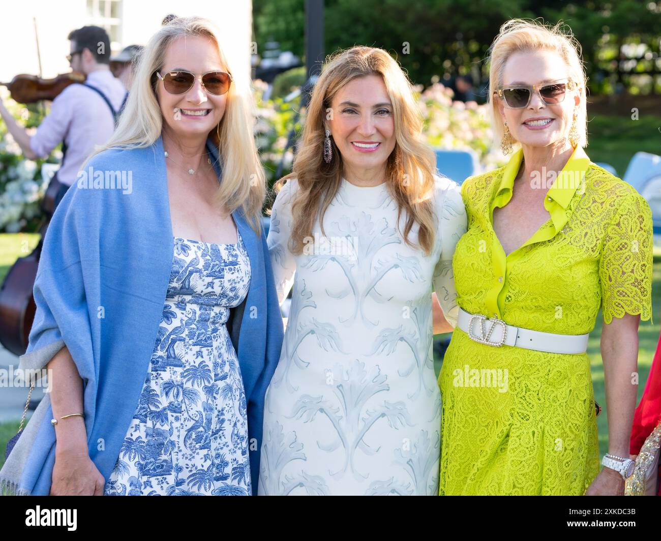 Ospite, Maria Fishel, Pamela Morgan, Randi Schatz e ospite partecipa alla Summer Soiree della società culturale francese a Bridgehampton, New York, il 19 luglio 2024. (Foto di David Warren /Sipa? USA) credito: SIPA USA/Alamy Live News Foto Stock