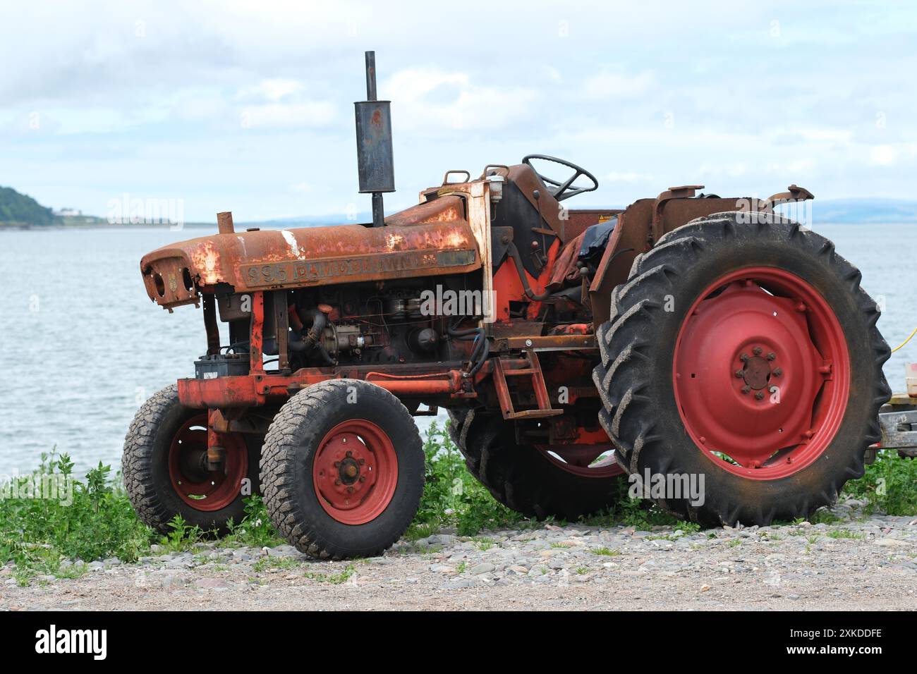 David Brown 996 Tractor sulla spiaggia di Drummore Scotland ancora in uso per il lancio e il recupero di piccole imbarcazioni - foto luglio 2024 Foto Stock
