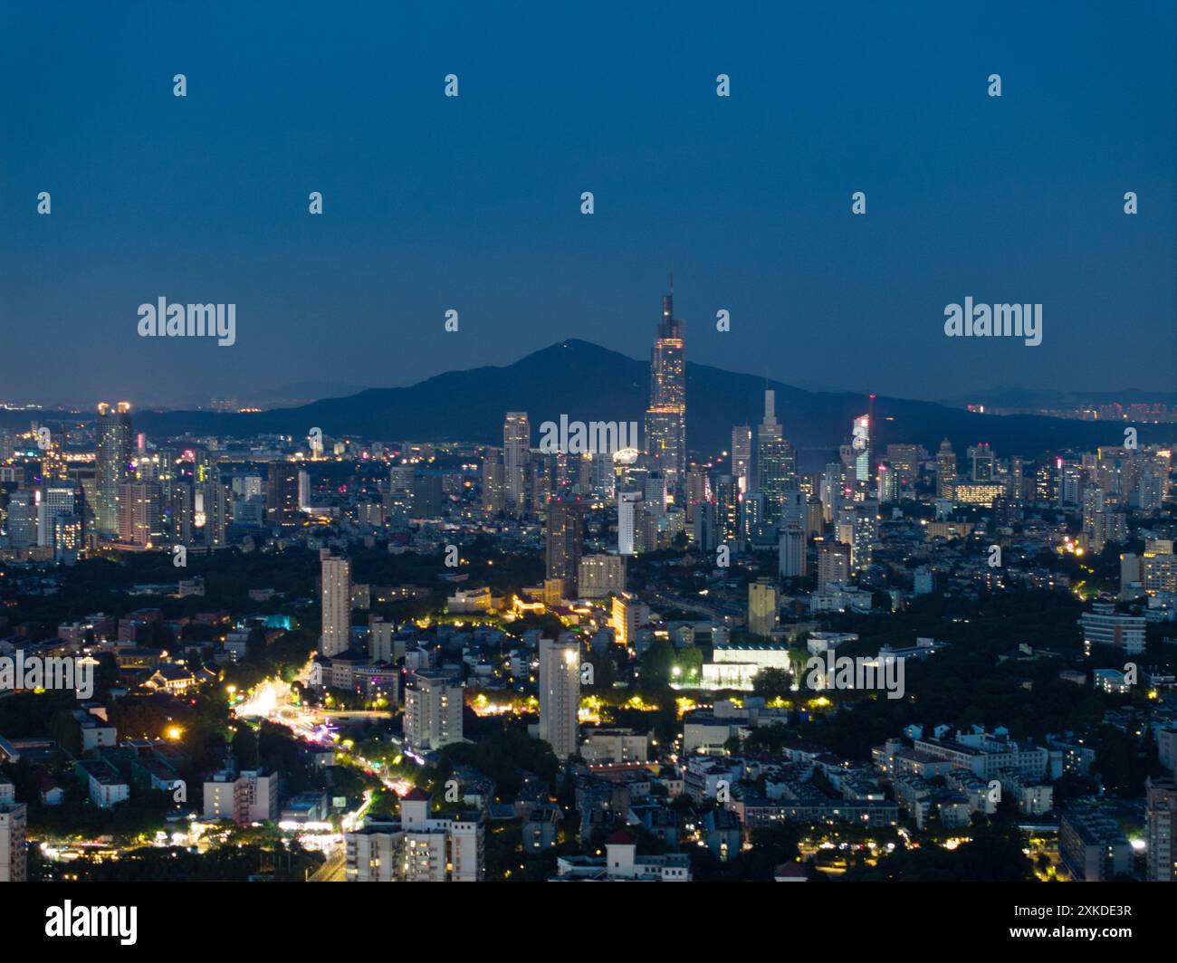 Nanchino, Cina. 22 luglio 2024. Una foto mostra lo skyline della città di Nanchino a Nanchino, provincia di Jiangsu, Cina, il 22 luglio 2024. (Foto di Costfoto/NurPhoto) credito: NurPhoto SRL/Alamy Live News Foto Stock