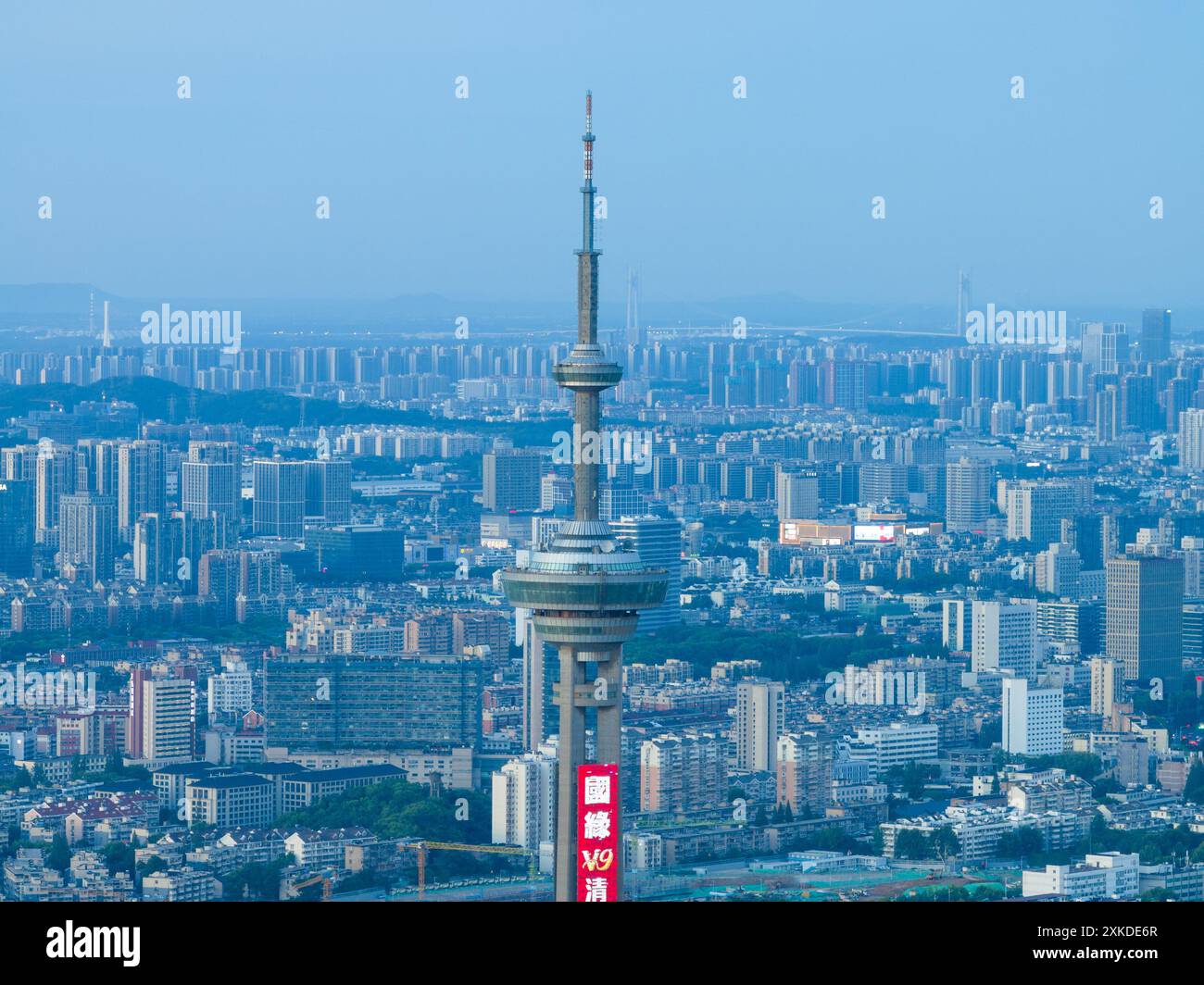 Nanchino, Cina. 22 luglio 2024. Una foto mostra lo skyline della città di Nanchino a Nanchino, provincia di Jiangsu, Cina, il 22 luglio 2024. (Foto di Costfoto/NurPhoto) credito: NurPhoto SRL/Alamy Live News Foto Stock