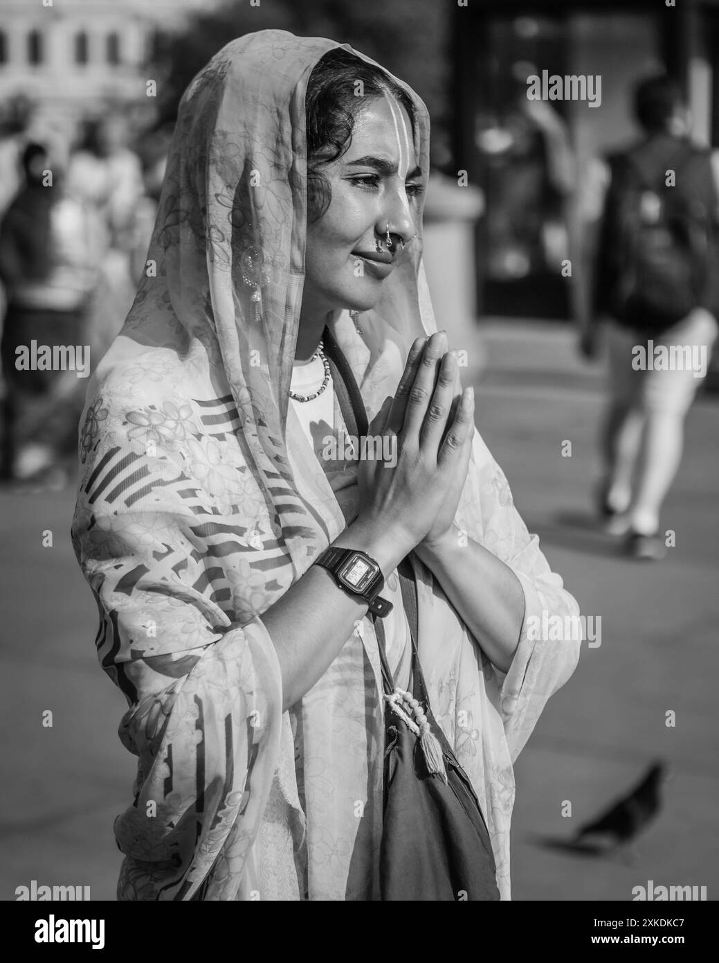 Un'immagine in bianco e nero di un monaco in un sari all'evento Hare Krishna a Londra. Foto Stock