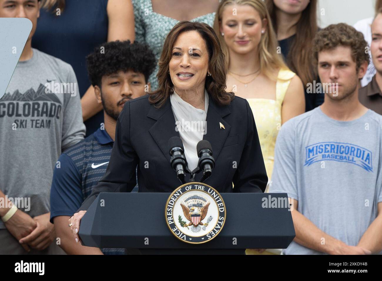 Washington, Stati Uniti. 22 luglio 2024. Il vicepresidente degli Stati Uniti Kamala Harris (C) parla durante un evento che celebra le squadre del campionato National Collegiate Athletic Association 2023-2024 sul South Lawn della Casa Bianca a Washington, DC, negli Stati Uniti, il 22 luglio 2024. L'ex presidente della camera degli Stati Uniti Nancy Pelosi, una figura di spicco del Partito Democratico, lunedì ha approvato il vicepresidente Kamala Harris come candidata presidenziale del partito, consolidando il sostegno a Harris in seguito all'uscita del presidente in carica Joe Biden dalla corsa. Crediti: HU Yousong/Xinhua/Alamy Live News Foto Stock