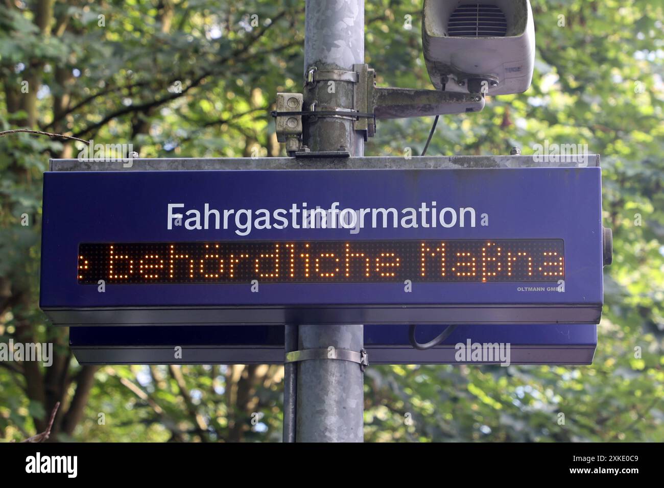 Hinweise für Fahrgäste mit der Bahn Systeme zur Fahrgastinformation zeigen einen Hinweis auf eine behördliche Maßnahme am Gleis. *** Gli avvisi per i passeggeri con sistemi di informazione per i passeggeri ferroviari riportano un avviso di misura ufficiale sulla pista Foto Stock