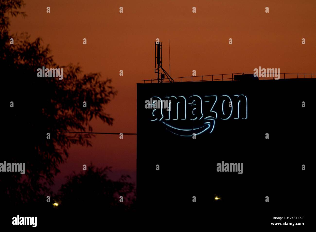 Amazon Logo Bloody Sunset, Night Coming Warehouse Building Logistics Distribution Center Foto Stock