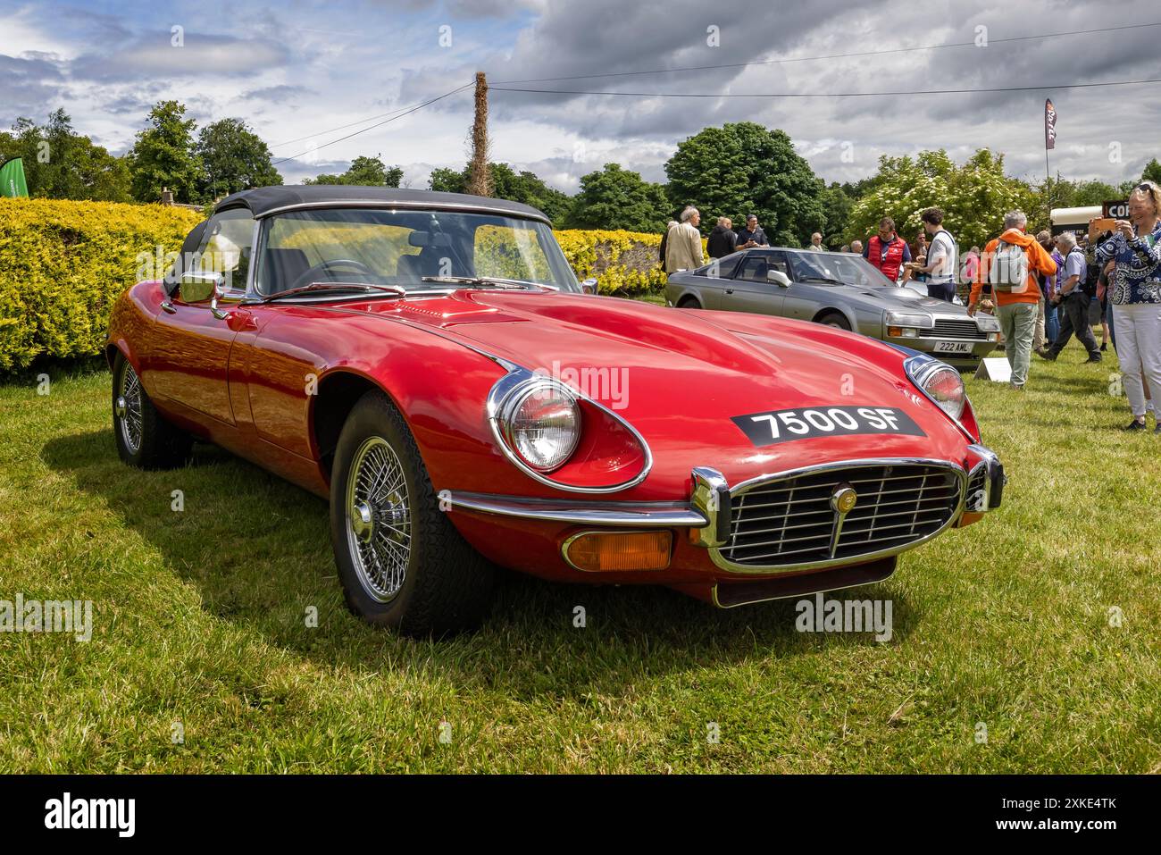 Classic Red Jaguar e Type, al Pink Flyod batterista Nick Masons House, Middlewick House, Corsham, Wiltshire, Regno Unito, l'8 giugno 2024 Foto Stock