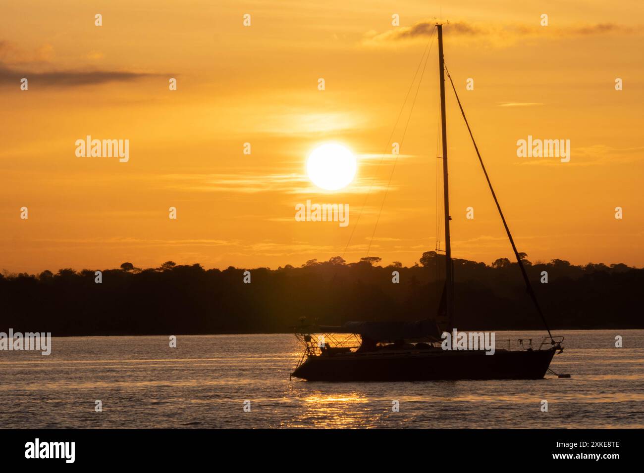 Tramonto e nave a vela sul fiume Maroni, Guyana francese Saint-Laurent Du Maroni Foto Stock