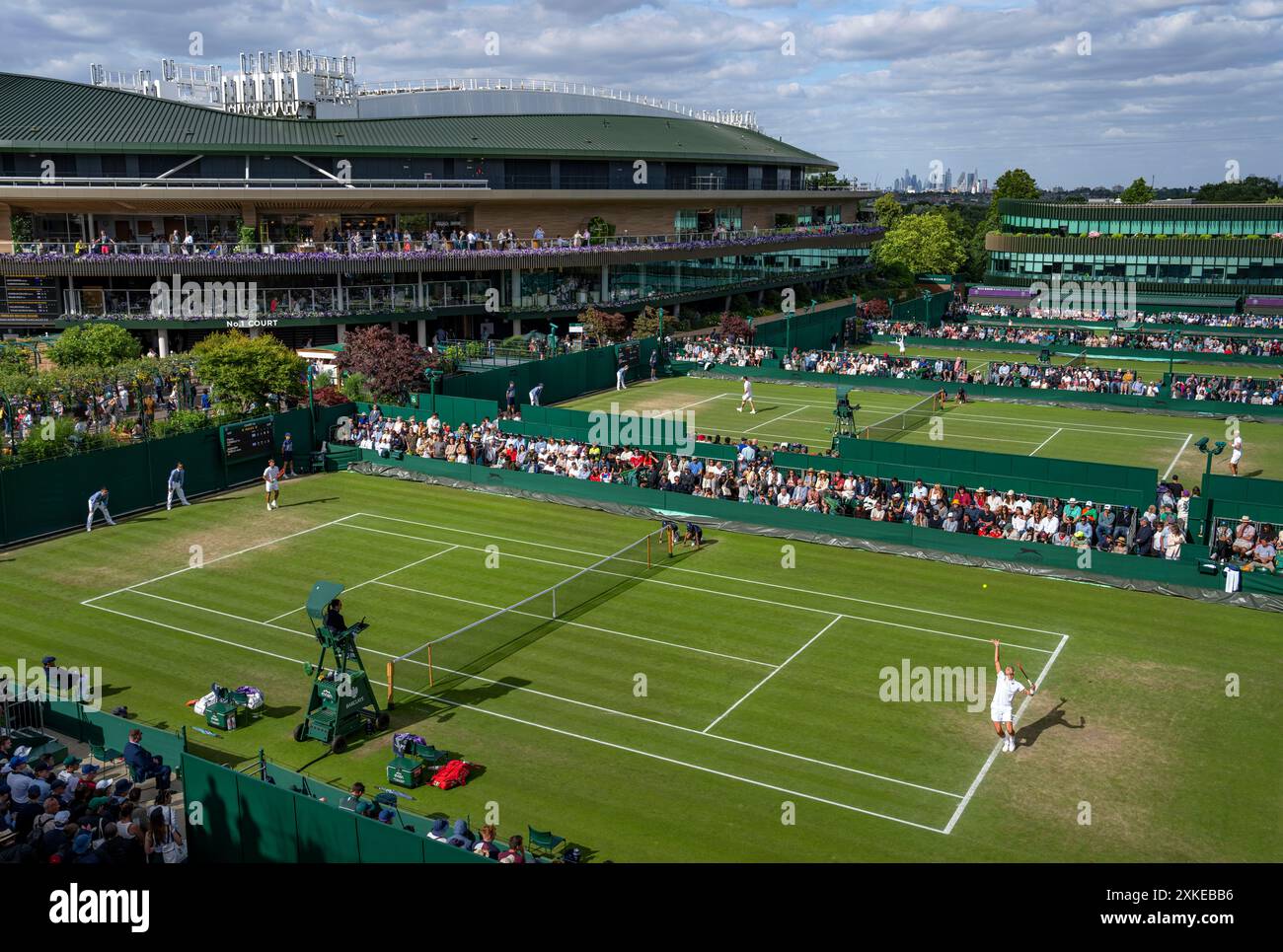 Una visione generale del Tribunale n. 1 e del Tribunale 14 come Flavio Cobolli (ITA) affronta Alejandro Tabilo (CHI) ai Campionati 2024. Wimbledon Foto Stock